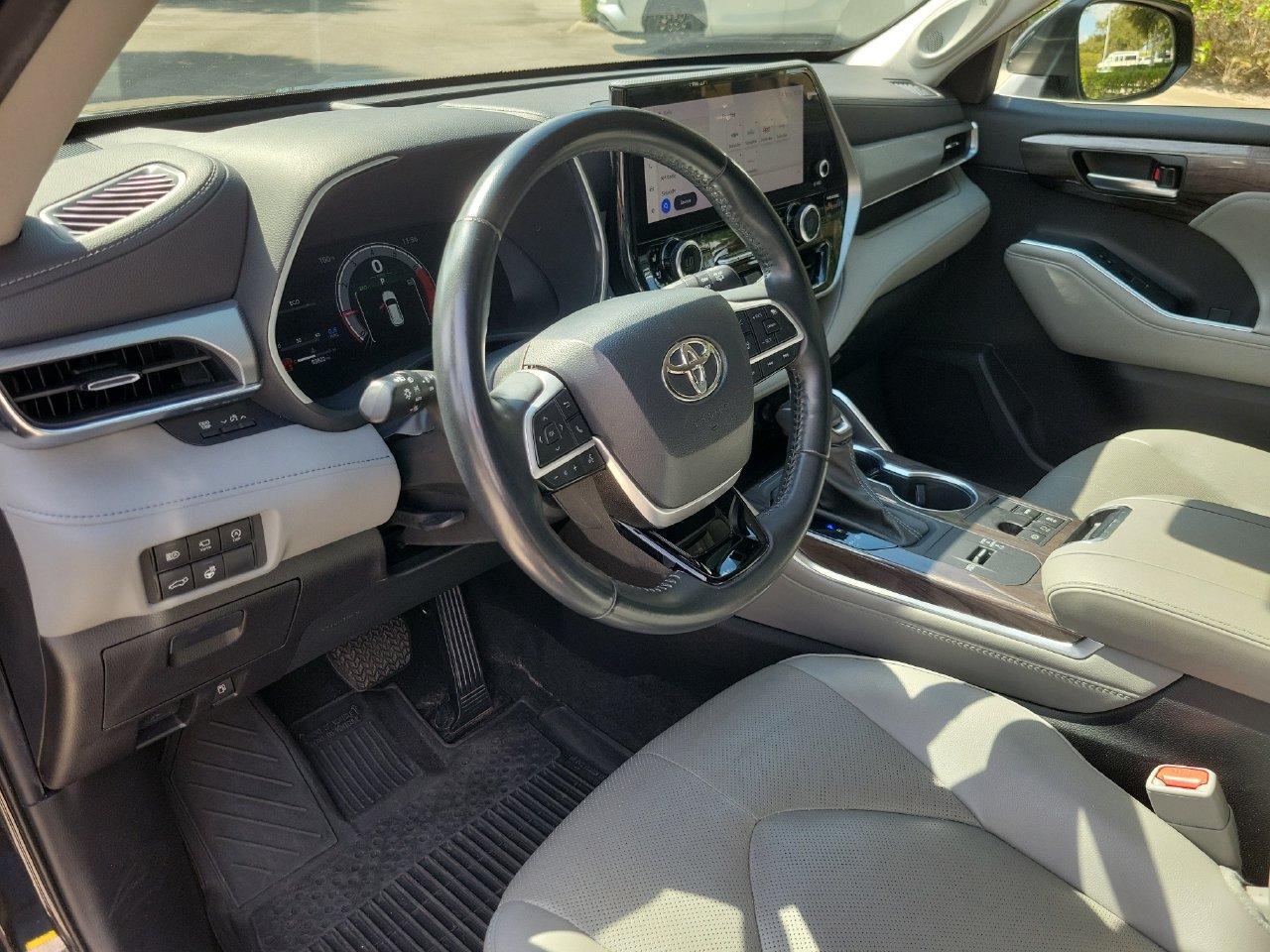 Used 2023 Toyota Highlander Platinum FWD image 16