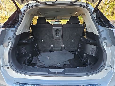 Used 2015 Nissan Rogue SV w/ SV Premium Package image 31