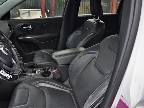 Used 2019 Jeep Cherokee Limited FWD image 9
