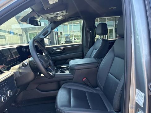 Used 2025 Chevrolet Suburban Z71 AWD/4WD image 7