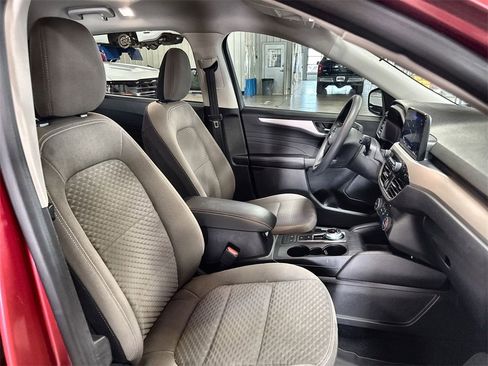 Used 2022 Ford Escape SE w/ SE Sport Appearance Package image 30