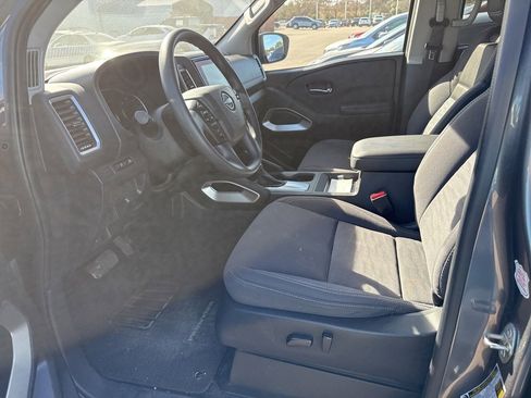 Used 2023 Nissan Frontier SV image 8