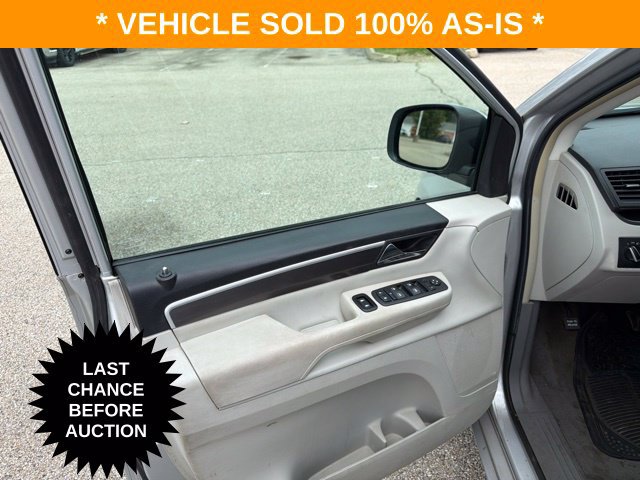 Used 2010 Volkswagen Routan SE FWD image 13