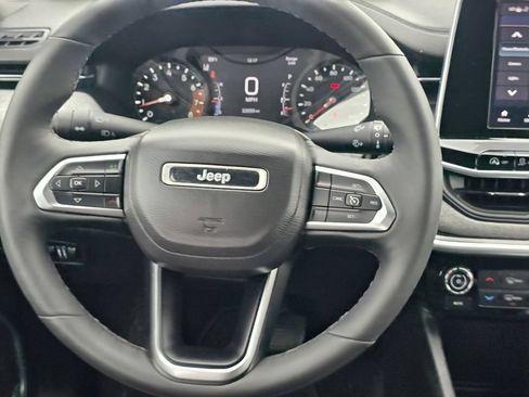 Used 2025 Jeep Compass Latitude w/ Sun & Sound Group AWD/4WD image 17