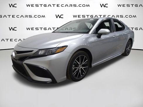 Used 2023 Toyota Camry SE image 1