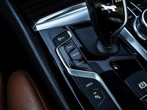 Used 2019 BMW 530e xDrive w/ Convenience Package image 22