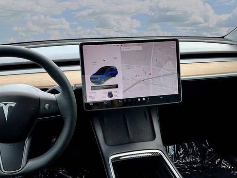 Used 2021 Tesla Model Y Long Range AWD/4WD image 9