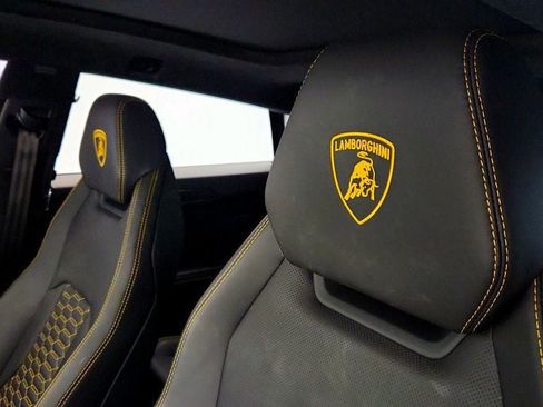 Used 2022 Lamborghini Urus AWD with Carbon Fiber Packages image 33