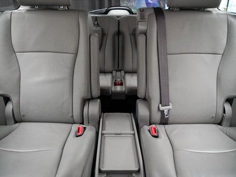 Used 2013 Toyota Highlander SE image 18