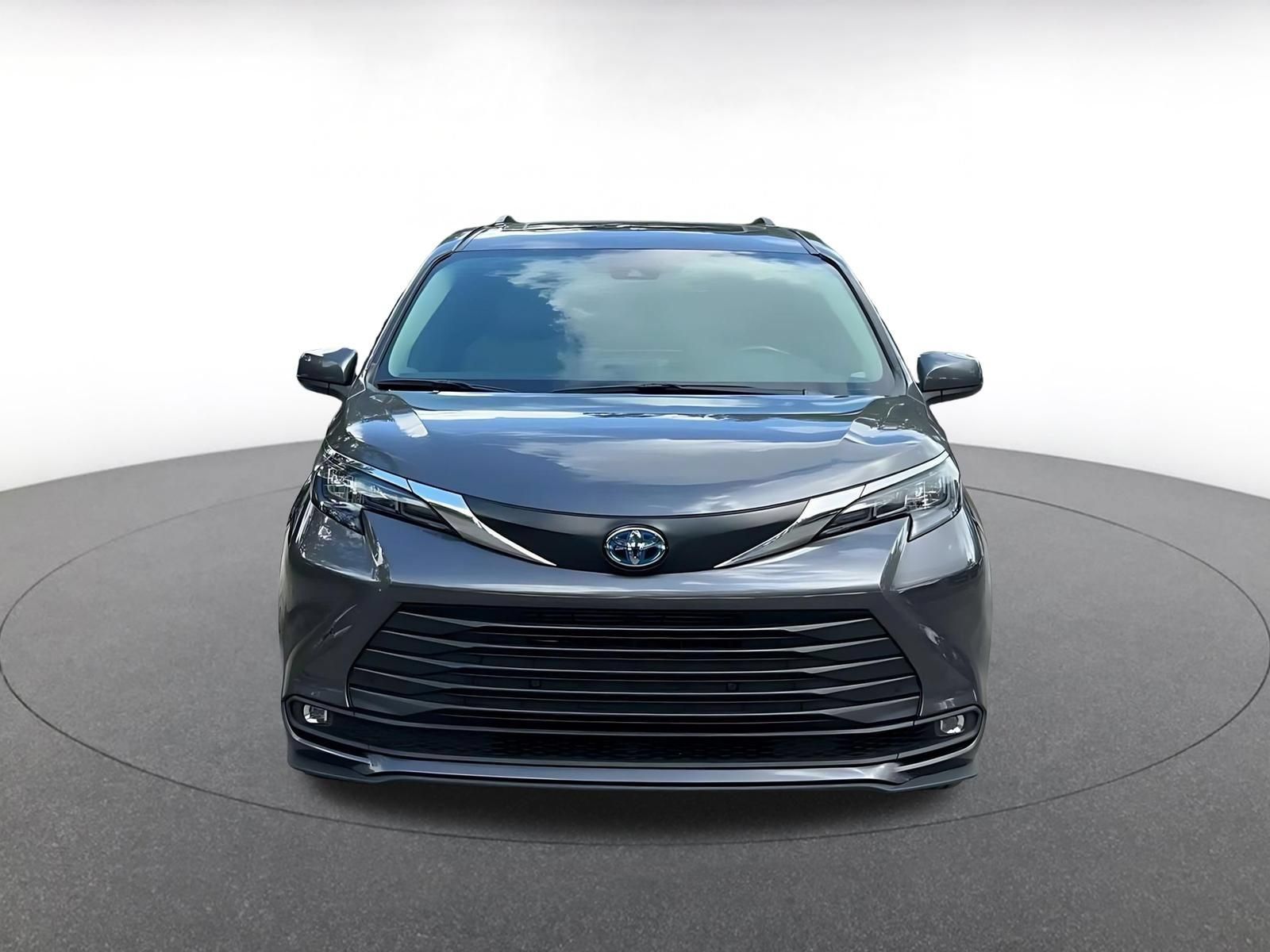 Used 2025 Toyota Sienna XLE FWD image 4