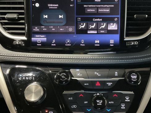 Used 2023 Chrysler Pacifica Touring-L image 15