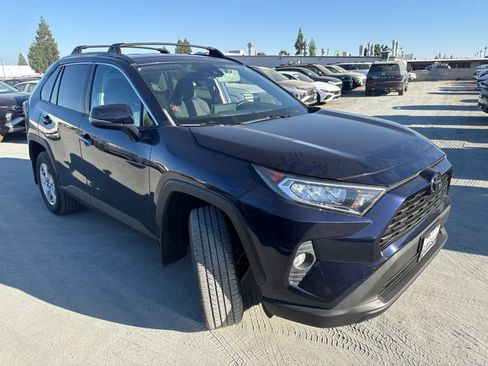 Used 2021 Toyota RAV4 XLE w/ Carpet Mat Package (TMS) FWD image 2
