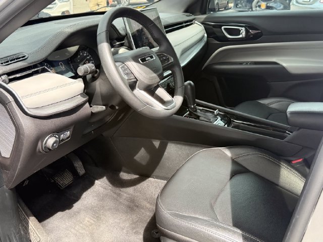 Used 2025 Jeep Compass Limited AWD/4WD image 21
