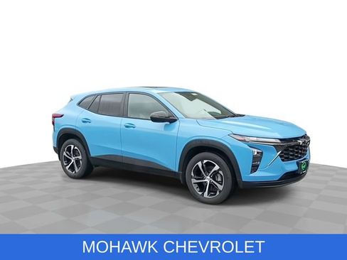 Used 2024 Chevrolet Trax RS w/ Sunroof Package FWD image 2