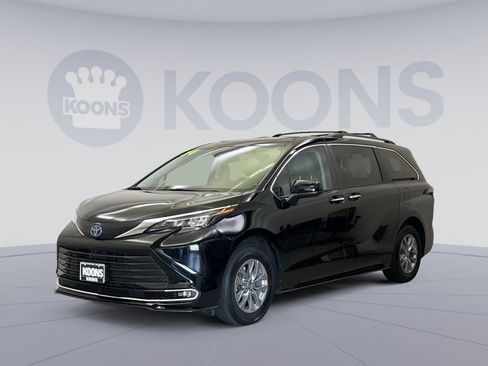 Used 2024 Toyota Sienna XLE w/ XLE Plus Package FWD image 4