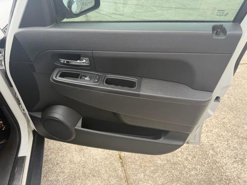 Used 2012 Jeep Liberty Sport RWD image 23