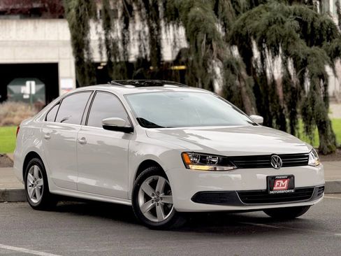 Used 2013 Volkswagen Jetta TDI FWD image 2