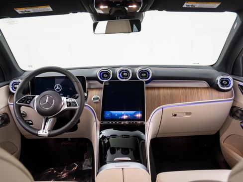 Used 2025 Mercedes-Benz GLC 350e 4MATIC image 10