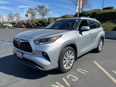 Used 2022 Toyota Highlander Limited image 2