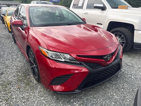 Used 2020 Toyota Camry SE FWD image 2