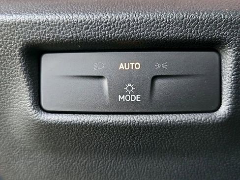 Certified 2025 Volkswagen Tiguan SE w/ Panoramic Sunroof Package image 22