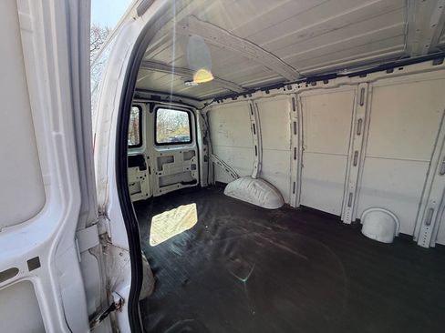 Used 2014 Chevrolet Express 2500 image 9