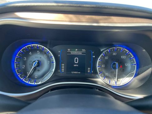 Used 2017 Chrysler Pacifica Touring-L FWD image 10