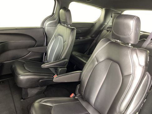 Used 2025 Chrysler Pacifica Select image 32