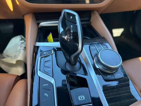 Used 2019 BMW 530e xDrive image 24