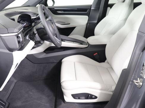 Certified 2025 Porsche Macan Electric image 26