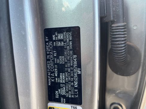 Used 2025 Kia Soul LX w/ LX Technology Package FWD image 28