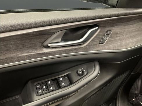 Used 2023 Jeep Grand Cherokee Limited w/ Luxury Tech Group II image 28