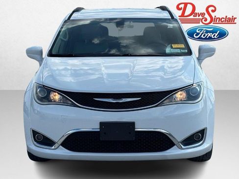 Used 2017 Chrysler Pacifica Touring-L w/ Tire & Wheel Group FWD image 2