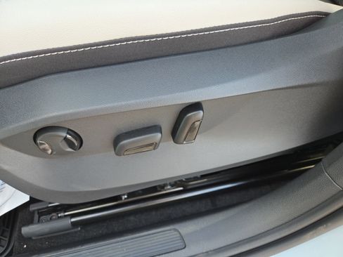 New 2026 Volkswagen Taos SE FWD image 20