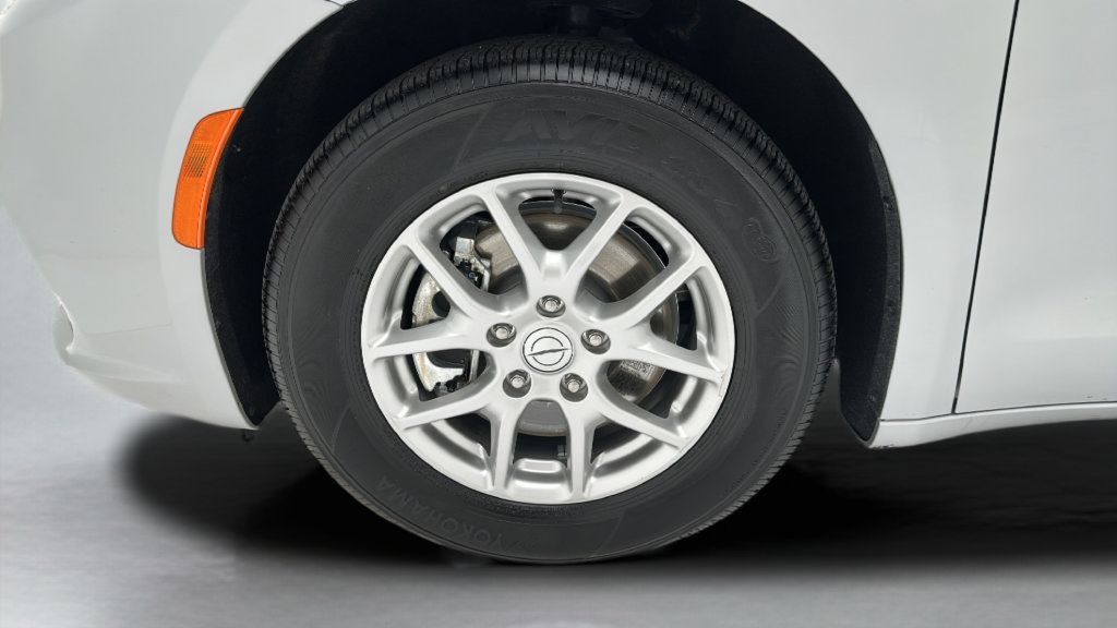 Used 2026 Chrysler Pacifica Select FWD image 8