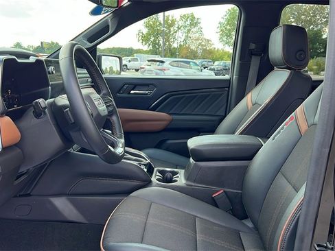 Used 2024 GMC Canyon AT4 image 9