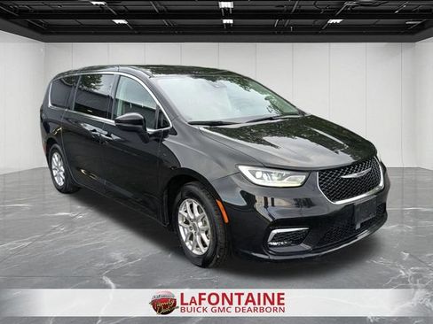 Used 2023 Chrysler Pacifica Touring-L FWD image 7