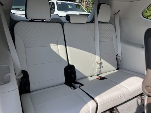 Used 2025 GMC Acadia Denali w/ Super Cruise Package FWD image 32