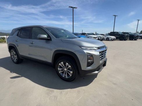 Used 2025 Chevrolet Equinox LT image 2