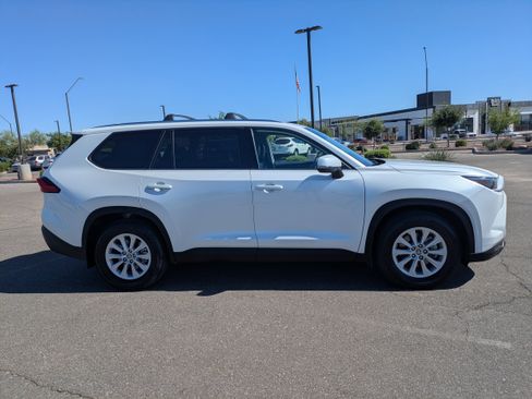 Used 2024 Toyota Grand Highlander XLE FWD image 6