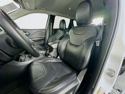 Used 2019 Jeep Cherokee Latitude Plus w/ Comfort/Convenience Group image 19