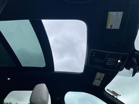 Used 2020 Land Rover Range Rover Velar S image 17