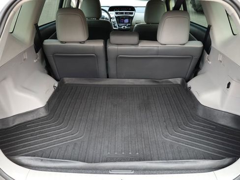 Used 2017 Toyota Prius V Five image 9