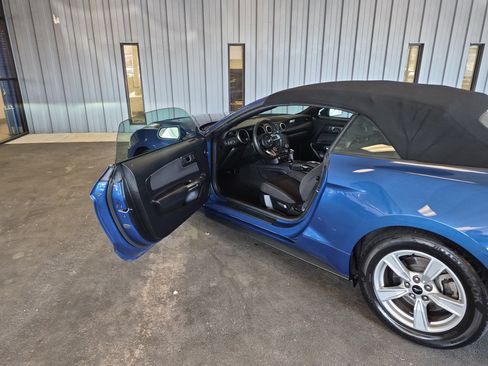 Used 2022 Ford Mustang EcoBoost image 9