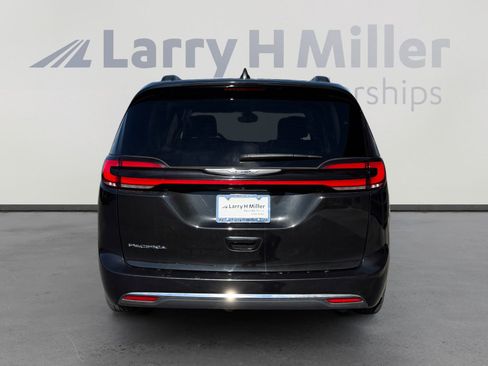 Used 2022 Chrysler Pacifica Touring-L image 4