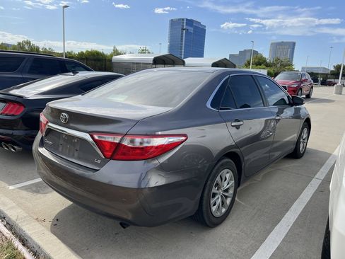 Used 2015 Toyota Camry LE FWD image 3