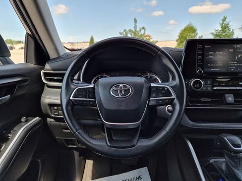 Used 2022 Toyota Highlander XLE AWD/4WD image 19