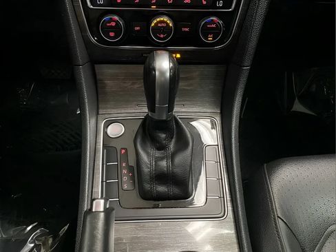 Used 2018 Volkswagen Passat 2.0T SE FWD image 21