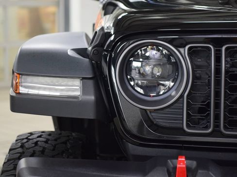 Used 2025 Jeep Gladiator Rubicon AWD/4WD image 10