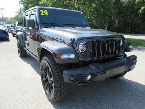 Used 2024 Jeep Gladiator Sport AWD/4WD image 3